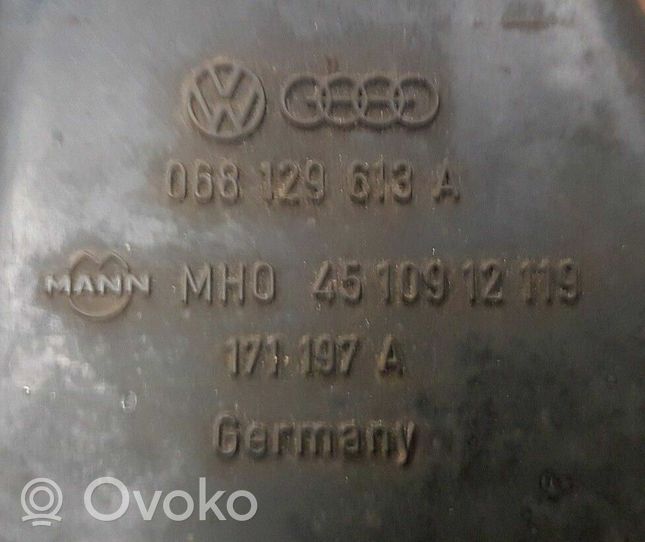 Volkswagen Caddy Air filter box 068129613A