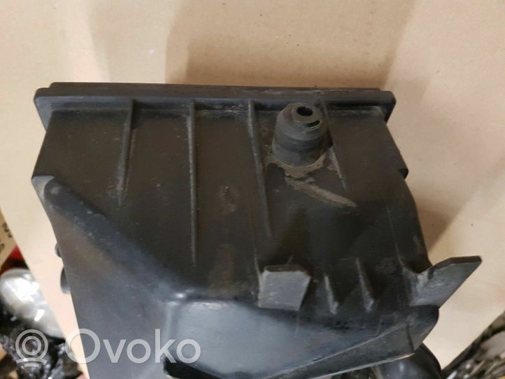 Volkswagen PASSAT B3 Boîtier de filtre à air 357129628A