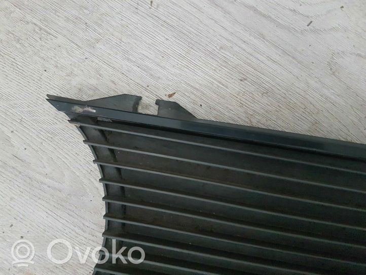 Volkswagen Golf I Grille calandre supérieure de pare-chocs avant 171853653D