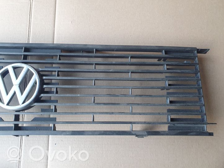 Volkswagen Jetta I Grille calandre supérieure de pare-chocs avant 161853653