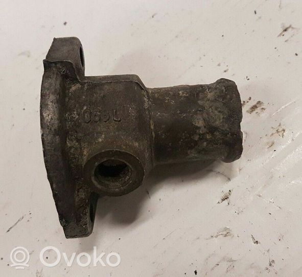 Volkswagen Jetta I Tuyau de liquide de refroidissement moteur 068121145L