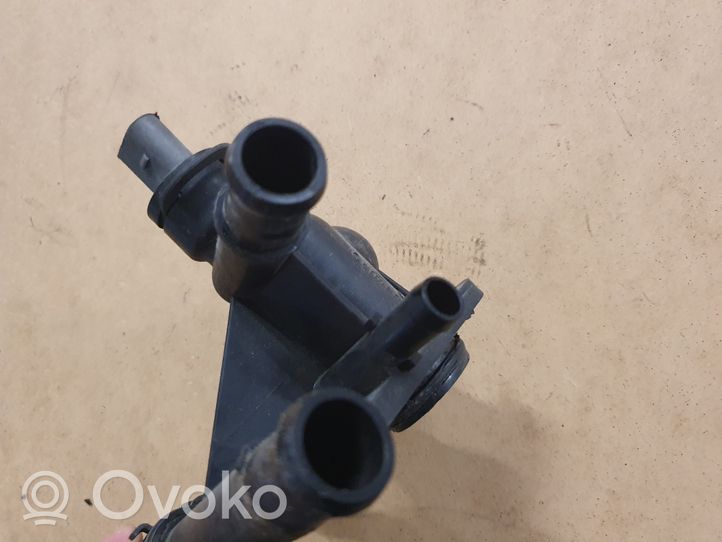 Volkswagen Golf V Tuyau de liquide de refroidissement moteur 06F121133H