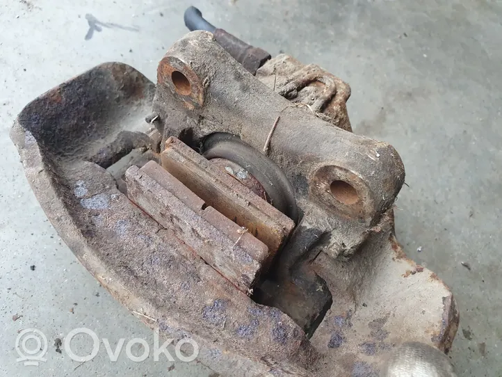 Volkswagen PASSAT Caliper de freno delantero 321615108C