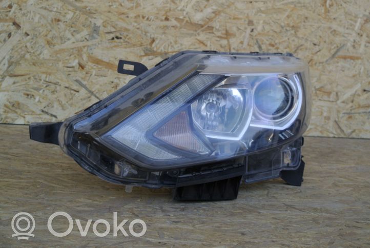 Nissan Qashqai Lampa przednia 