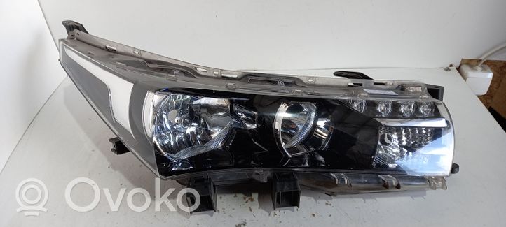 Toyota Corolla E160 E170 Lampa przednia 8111002E71