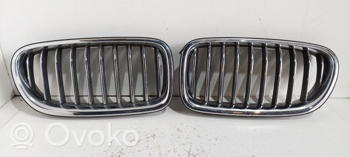 BMW 5 F10 F11 Maskownica / Grill / Atrapa górna chłodnicy 7336477