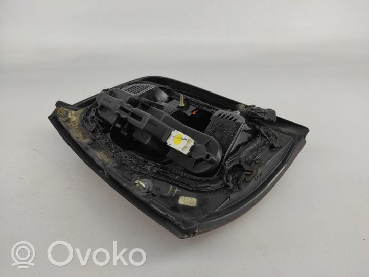 Nissan Micra Lampy tylnej klapy bagażnika 