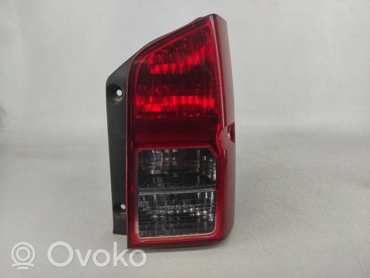 Nissan Pathfinder R51 Lampy tylnej klapy bagażnika 