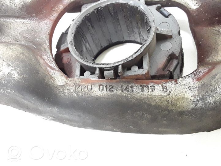 Audi A4 S4 B5 8D Dźwignia / Łapa wysprzęglika sprzęgła 012141719B