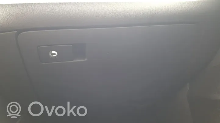 Volkswagen PASSAT Glove box 