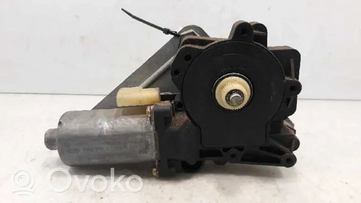 Ford Mondeo MK I Moteur de lève-vitre de porte avant 0130821681