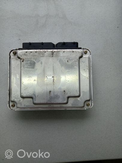 Volkswagen Golf IV Dzinēja vadības bloks 038906012L