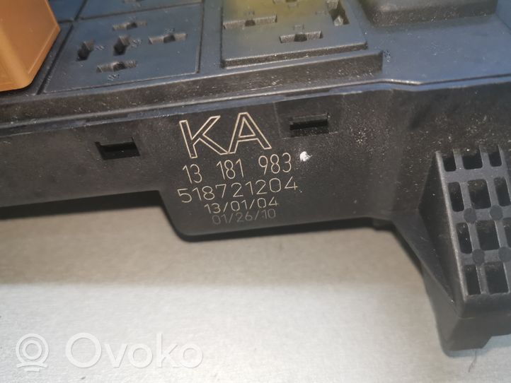 Opel Vectra C Module de fusibles 13181983