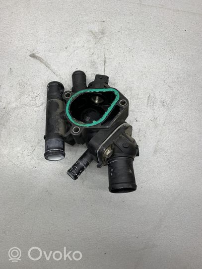 Volvo S40, V40 Boîtier de thermostat / thermostat 8200065390