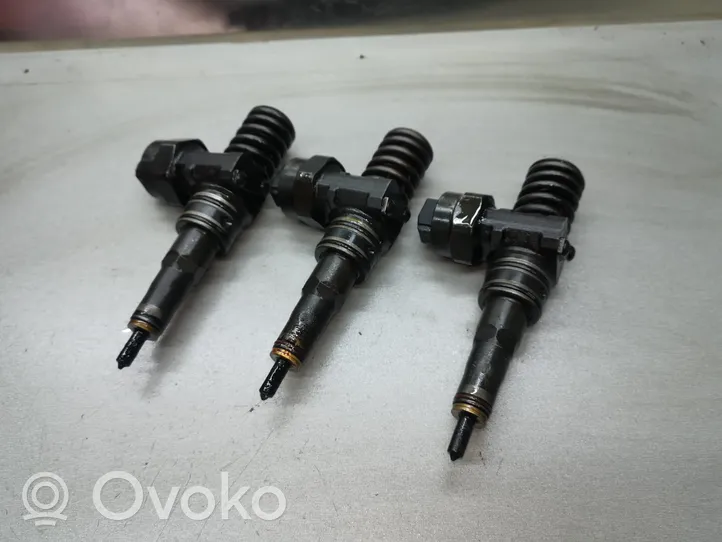 Volkswagen PASSAT B5 Fuel injectors set 038130073F