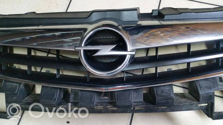 Opel Vectra C Etupuskurin jakajan koristelista 551004542