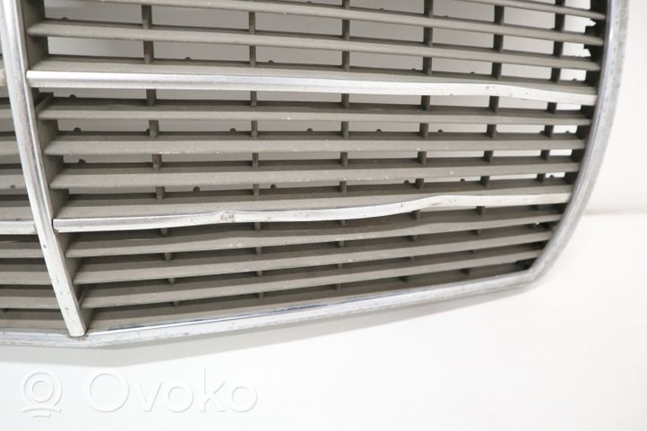 Mercedes-Benz COMPAKT W115 Grille de calandre avant 