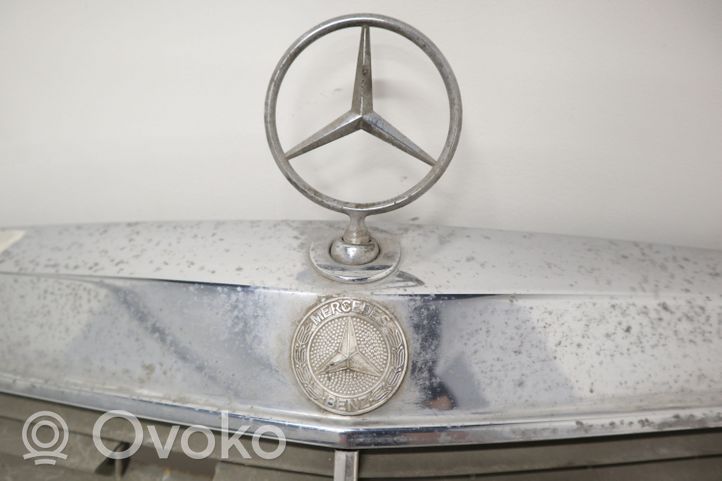 Mercedes-Benz COMPAKT W115 Grotelės priekinės 