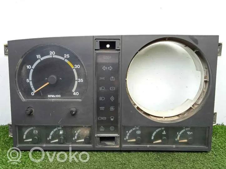 Nissan Laurel Compteur de vitesse tableau de bord 19609801