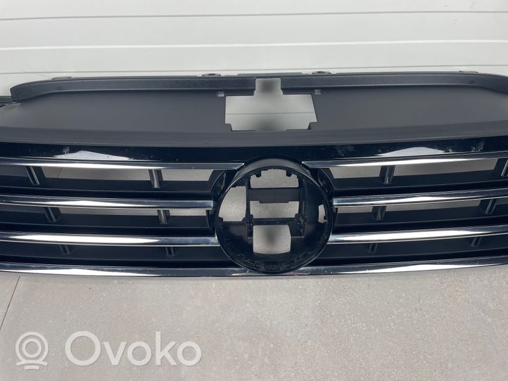 Volkswagen PASSAT B8 Etupuskurin ylempi jäähdytinsäleikkö 3G0853653L