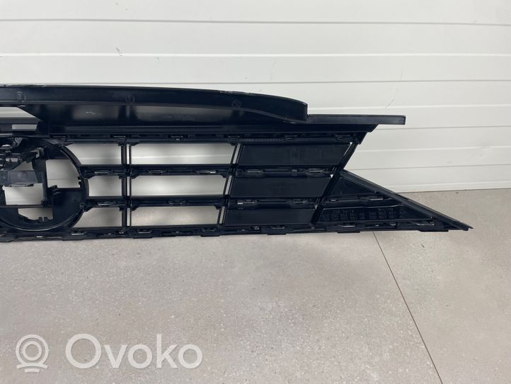 Volkswagen PASSAT B8 Etupuskurin ylempi jäähdytinsäleikkö 3G0853653L