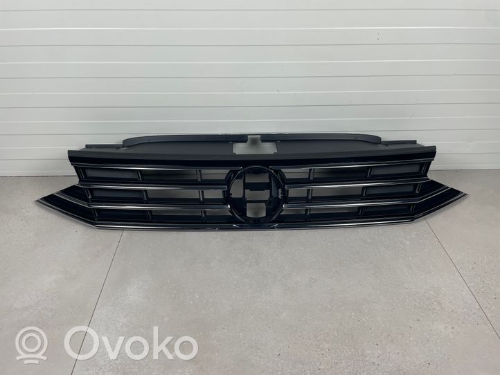 Volkswagen PASSAT B8 Etupuskurin ylempi jäähdytinsäleikkö 3G0853653L