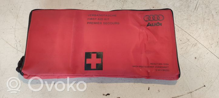 Audi A5 8T 8F Trousse de premiers secours 8K0860282