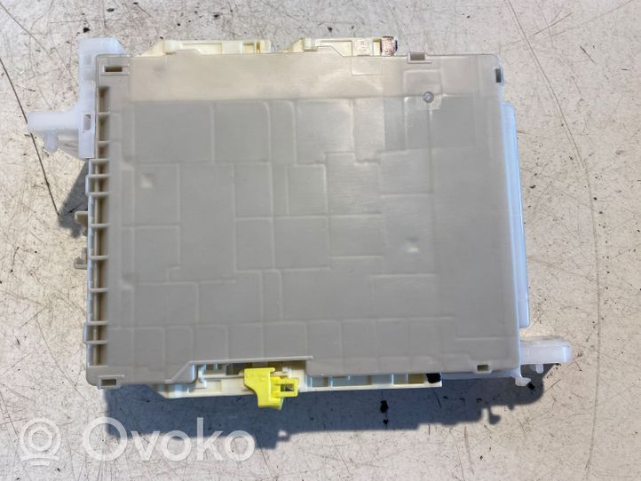 Toyota Yaris Module de fusibles 8273052K40