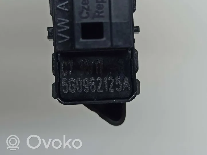 Volkswagen Golf VII Central locking switch button 