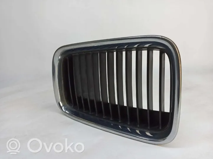 BMW 3 E36 Grille calandre supérieure de pare-chocs avant 51138122237