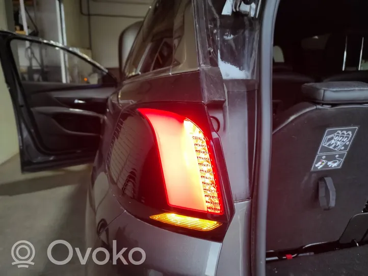 Peugeot 5008 II Lampy tylnej klapy bagażnika 81570101