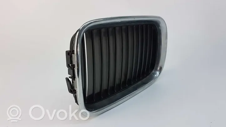 BMW 3 E36 Grille calandre supérieure de pare-chocs avant 