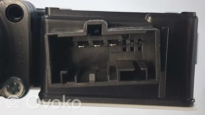 Volkswagen Polo Takaoven ikkunan nostomoottori 0130822695