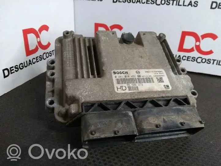 Opel Zafira B Variklio valdymo blokas 55566279