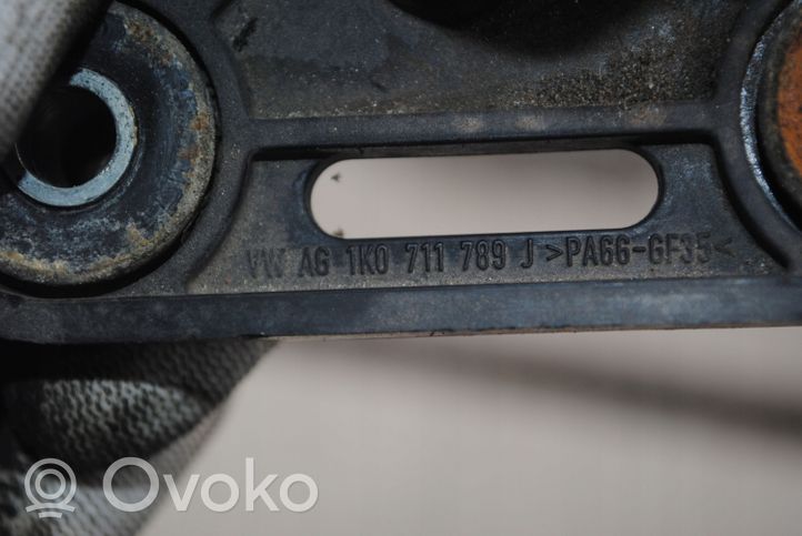 Volkswagen Golf V Pavarų perjungimo troso laikiklis/ kronsteinas 1K0711789J