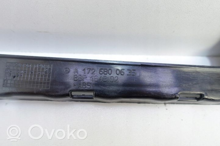 Mercedes-Benz SLK R172 Etuoven kynnyksen suojalista A1726800635 LISTWA NAKŁAD