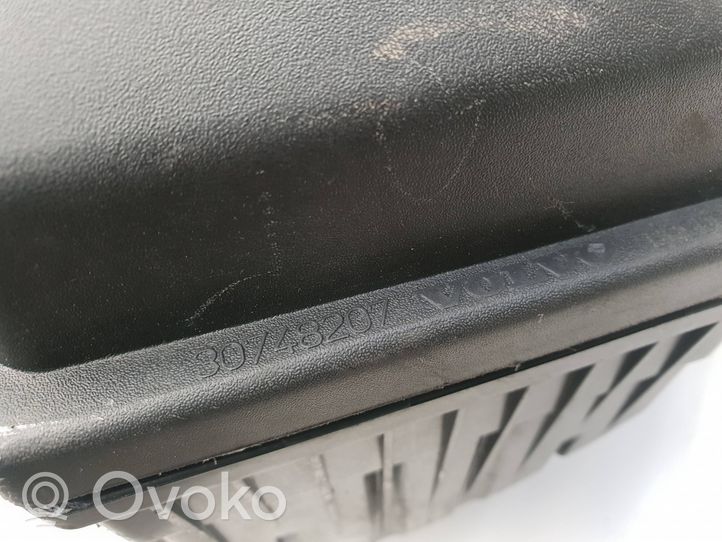 Volvo XC70 Obudowa filtra powietrza 30748207