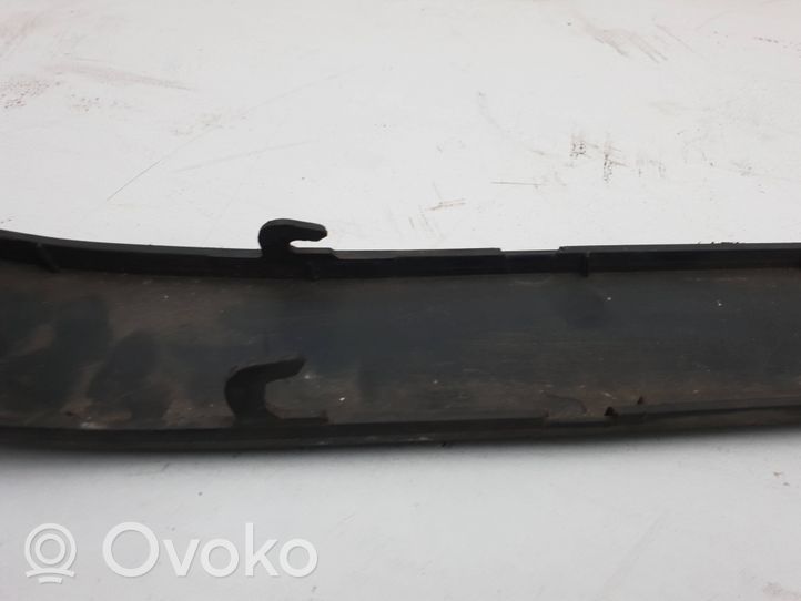 BMW 3 E36 Kojelaudan hansikaslokeron lista 8206371