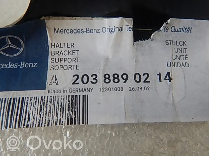Mercedes-Benz C W203 Soporte de montaje del guardabarros A2038890214