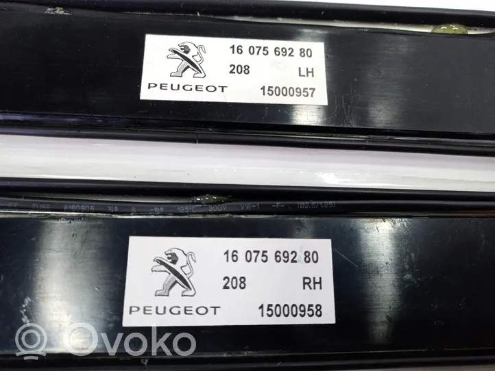 Peugeot 208 Moldura protectora del borde delantero 1607569280