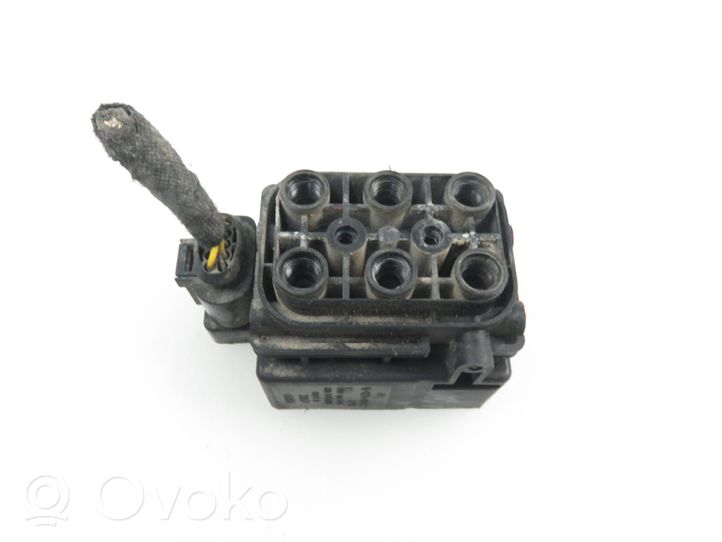 Volkswagen Touareg I Air suspension valve block 