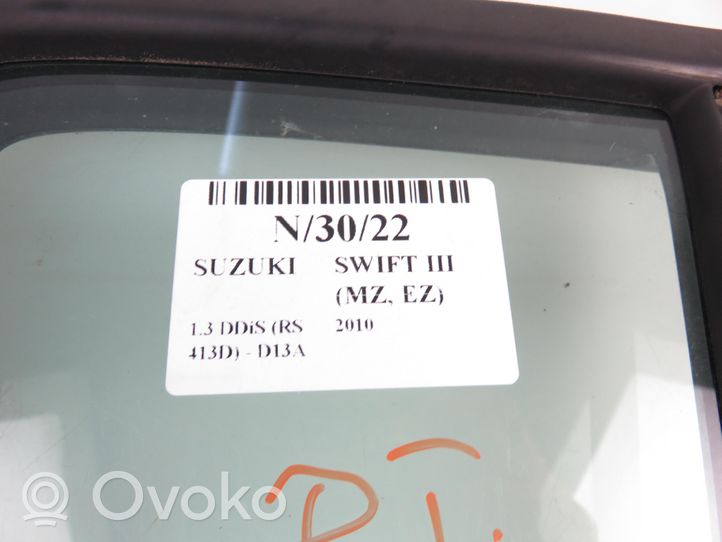 Suzuki Swift Fenêtre latérale avant / vitre triangulaire 