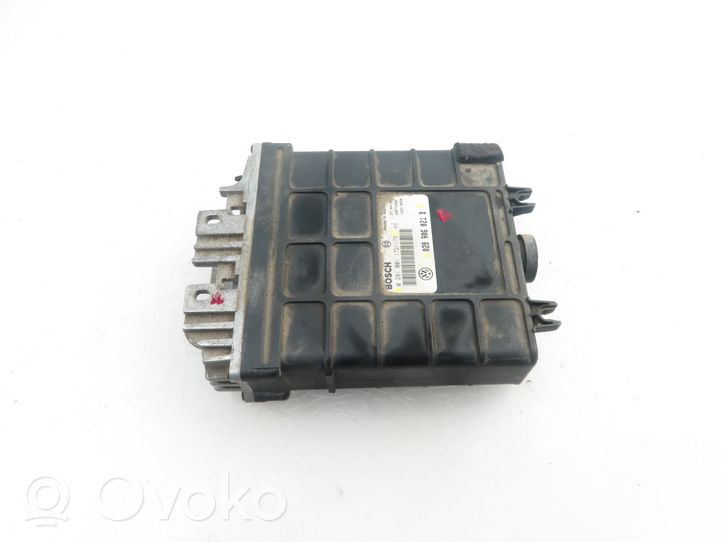 Volkswagen PASSAT B4 Variklio valdymo blokas 0281001172