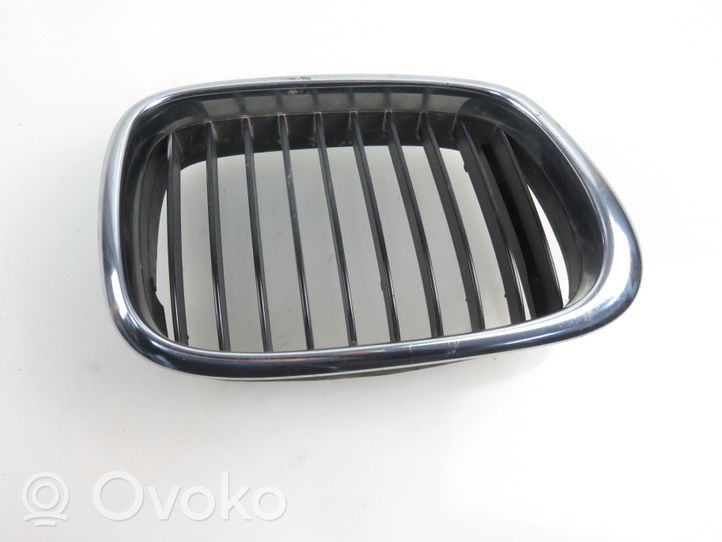 BMW 5 E39 Kratka wlotu powietrza na maskę 8159316