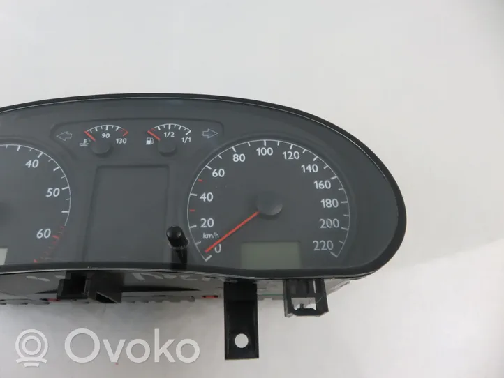 Volkswagen Polo IV 9N3 Geschwindigkeitsmesser Cockpit 