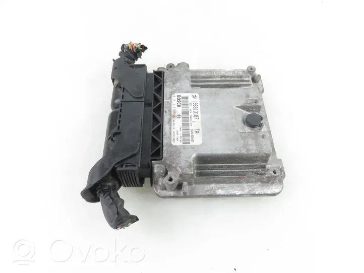 Chevrolet Captiva Variklio valdymo blokas 0281012695