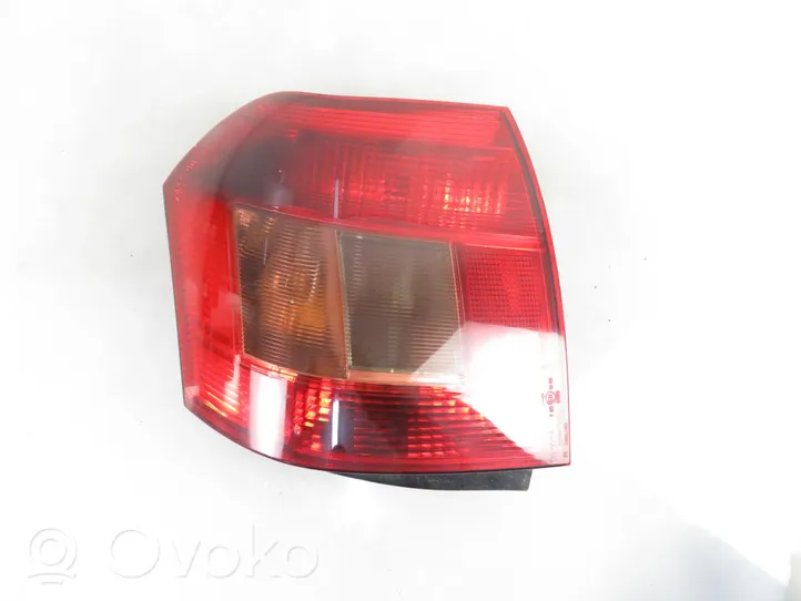 Toyota Corolla E120 E130 Задний фонарь в кузове 