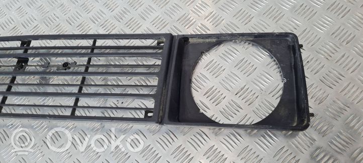 Suzuki SJ 410 Grille calandre supérieure de pare-chocs avant 