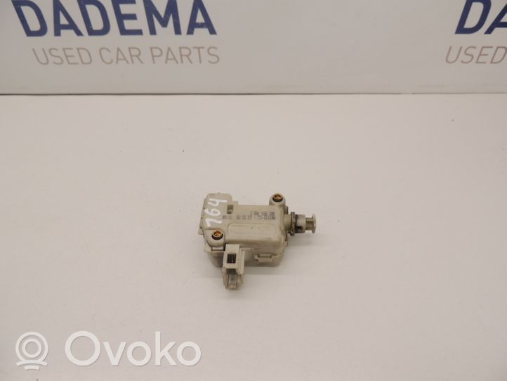 Volkswagen Polo Siłownik zamka tylnej klapy bagażnika 86113112