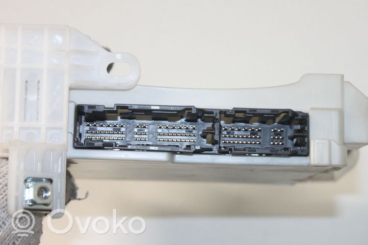 Toyota Prius (XW50) Module de fusibles 8273047530C